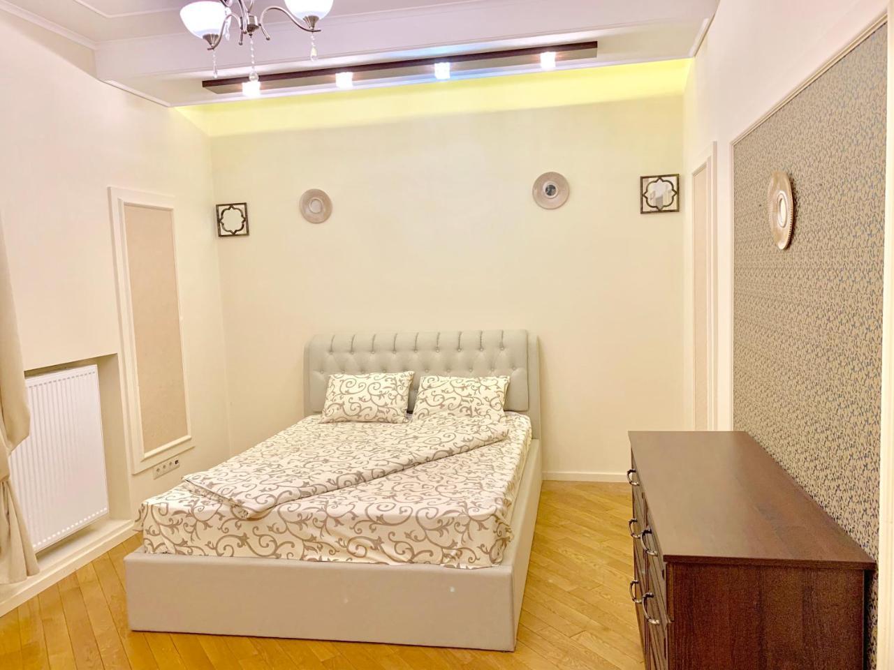 Two-Bedroom On Lesi Ukrainky Leopoli Esterno foto